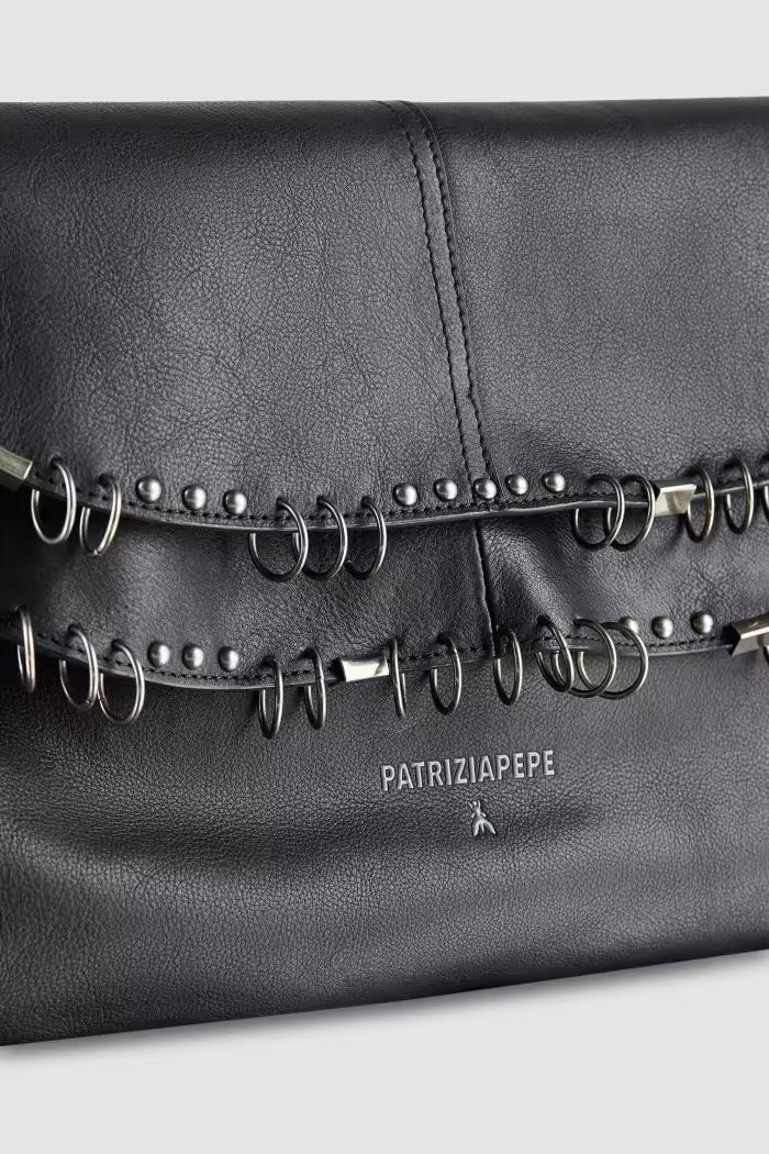 Borsa Radical Boho in pelle con piercing
