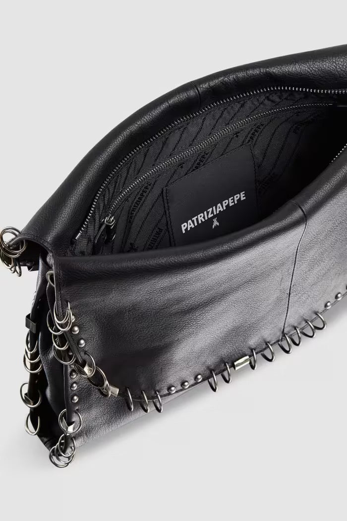 Borsa Radical Boho in pelle con piercing