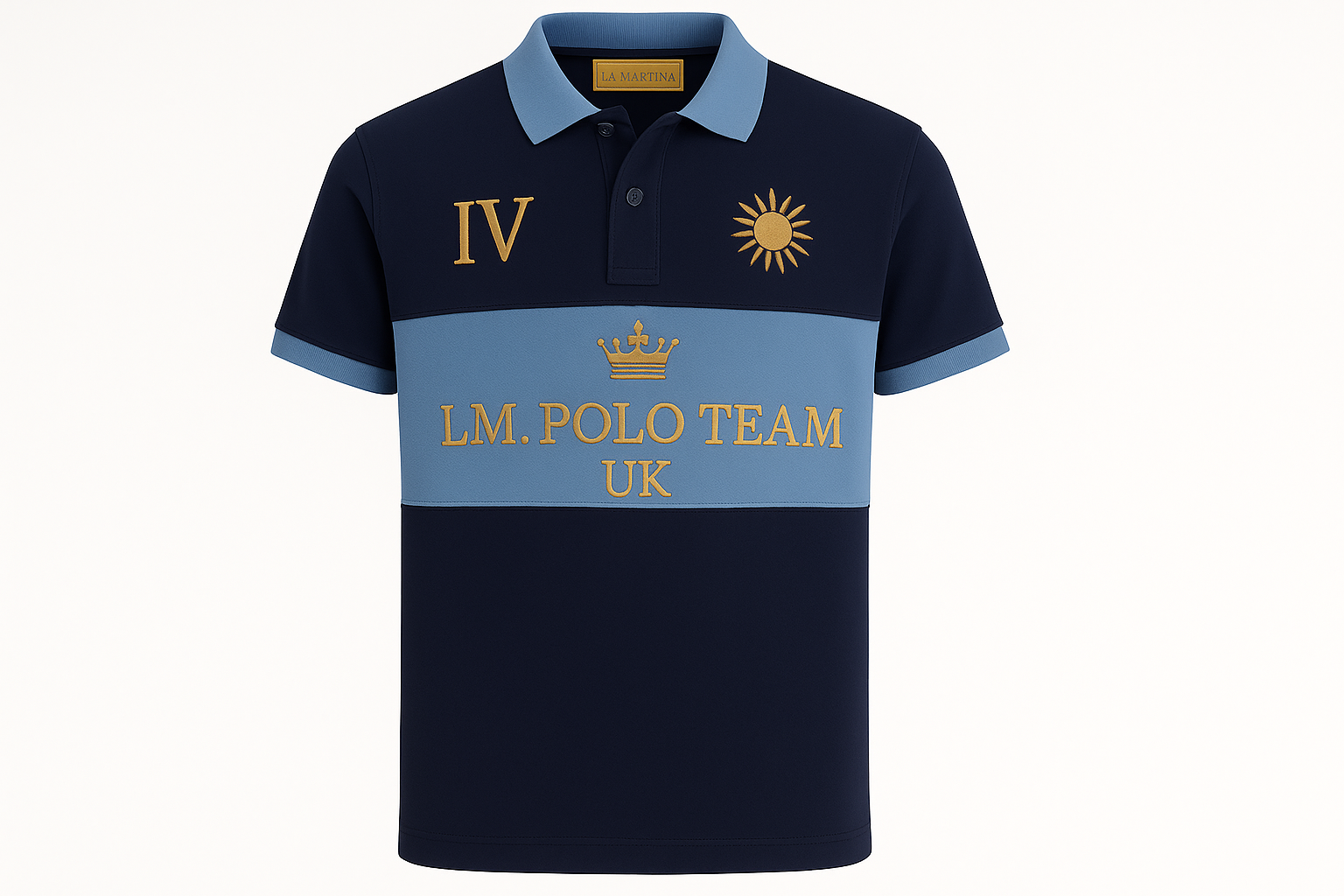 modifica il colletto in blue chiaro, il ricamo sulla destra è il numero romano " I V" il logo sulla sinistra è il ricamo tipo sole incolore oro scuro, in mezzo la polo c'è una striscia blue chiaro con dentro scritto in color oro  ricamato prima riga " LM. POLO TEAM" seconda riga "UK" sopra le scritte c'è una corona in color oro.